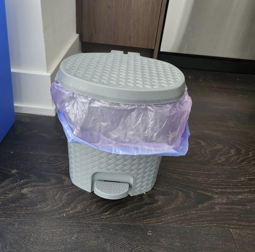 Opening and closing trashcans